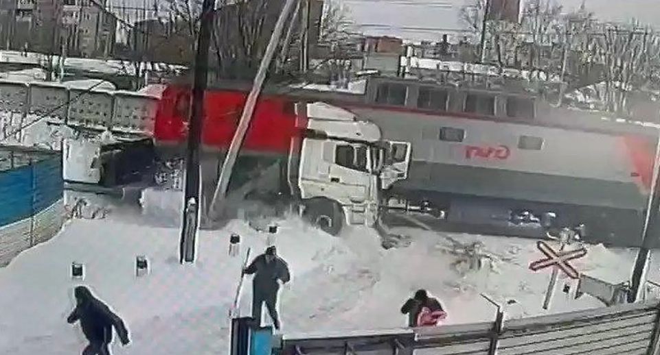 В Домодедове тепловоз снес застрявший грузовик КамАЗ