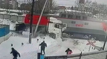 В Домодедове тепловоз снес застрявший грузовик КамАЗ